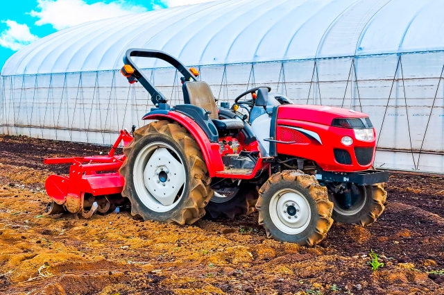 【農業コスト防衛】ナフサ高騰・供給不安。大増産を前に「今ある資材」を守り抜く戦略
